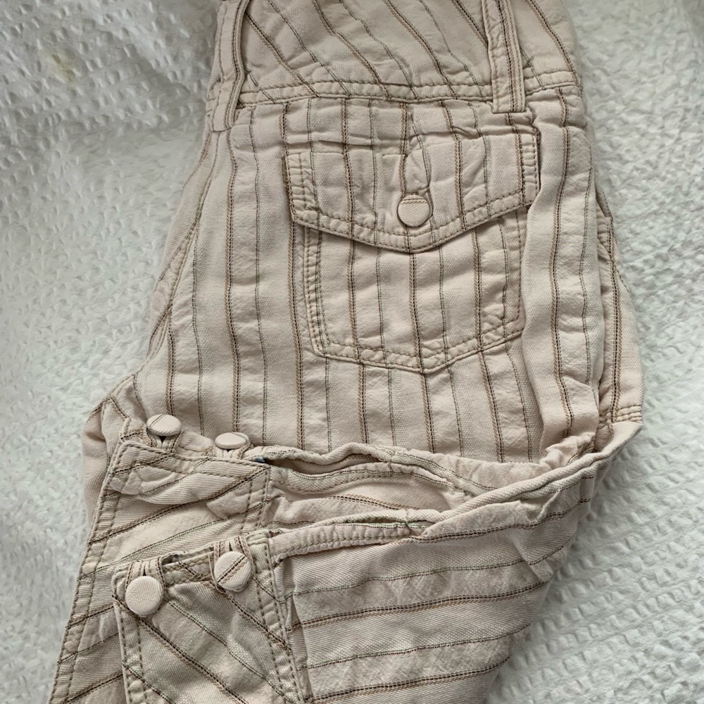 Women’s soft Bermuda shorts, 55% Cotton, 45% linen. Size 2